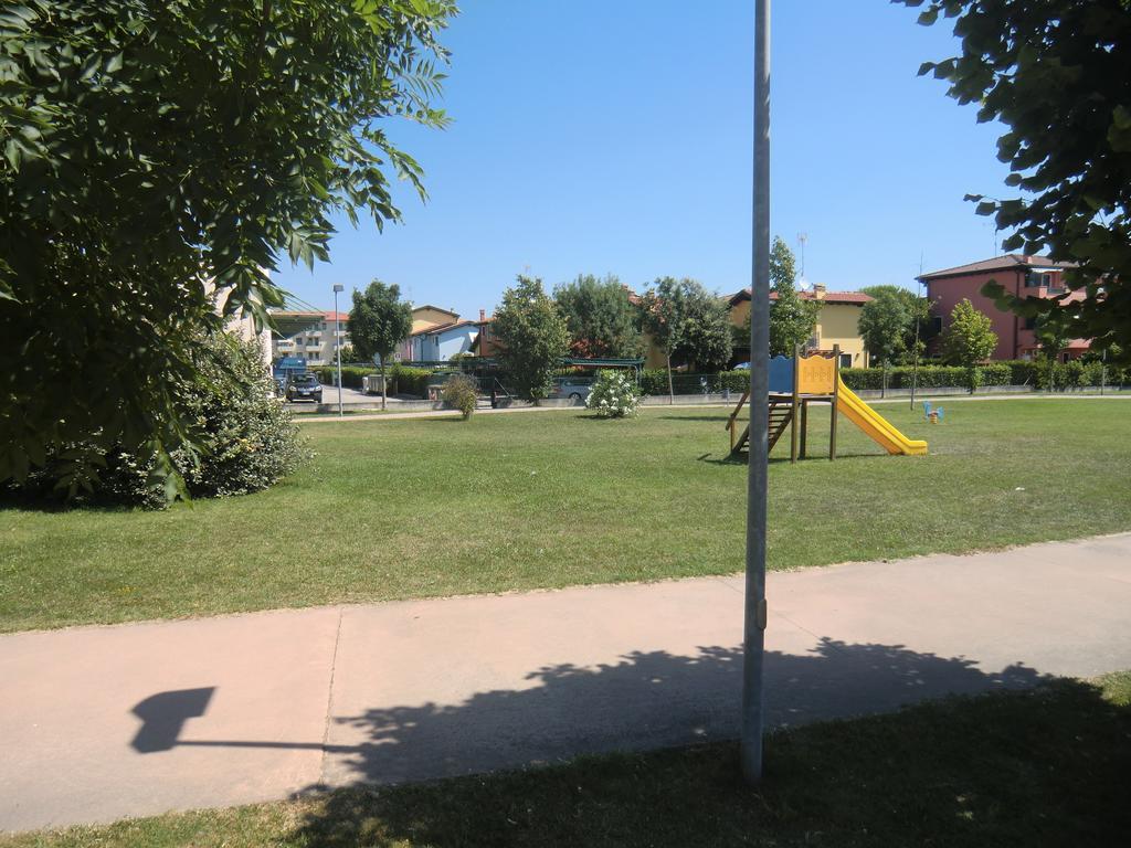 Residence Villaggio Dei Fiori Con Piscina E Posto Spiaggia Incluso Каорле Стая снимка
