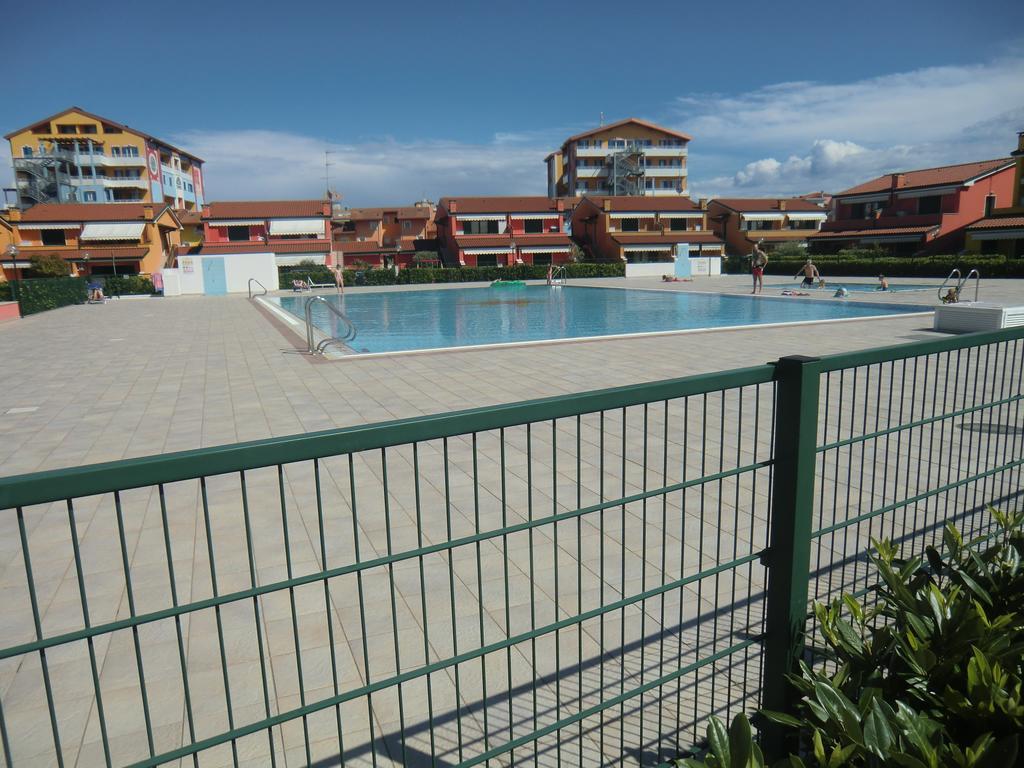 Residence Villaggio Dei Fiori Con Piscina E Posto Spiaggia Incluso Каорле Стая снимка