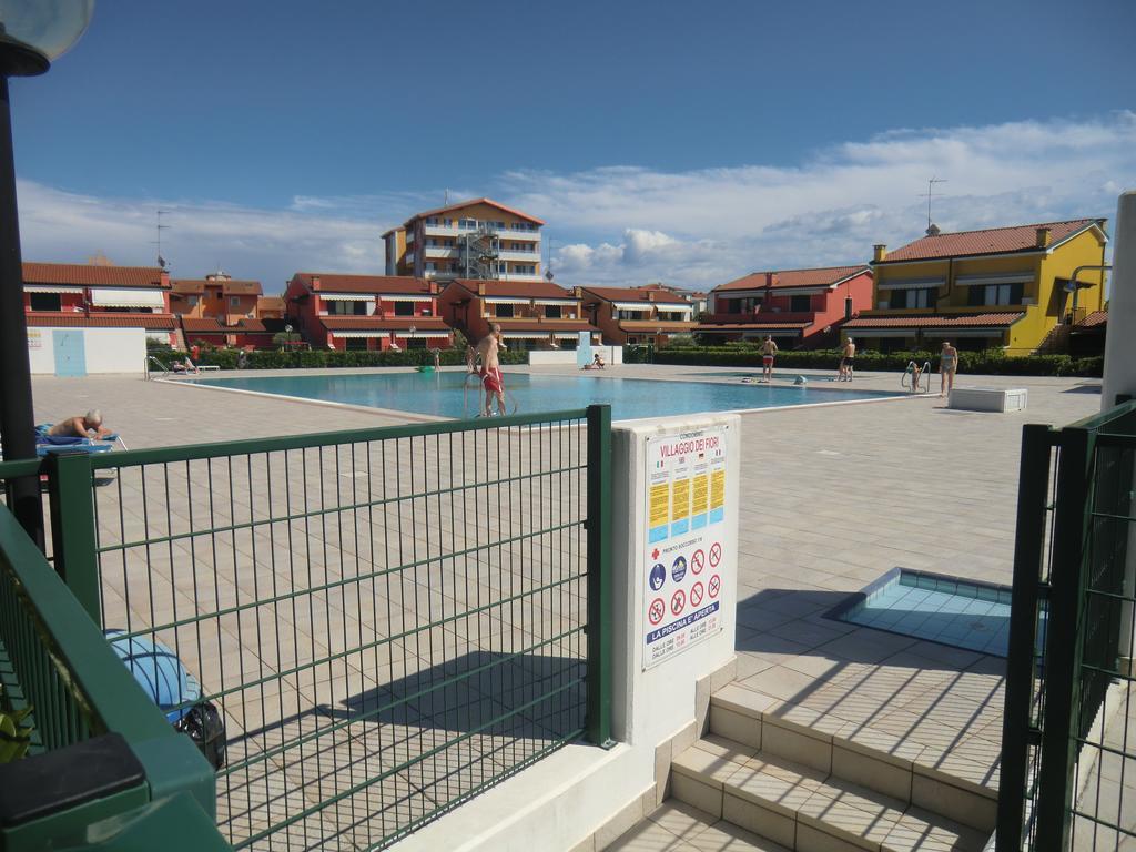 Residence Villaggio Dei Fiori Con Piscina E Posto Spiaggia Incluso Каорле Стая снимка