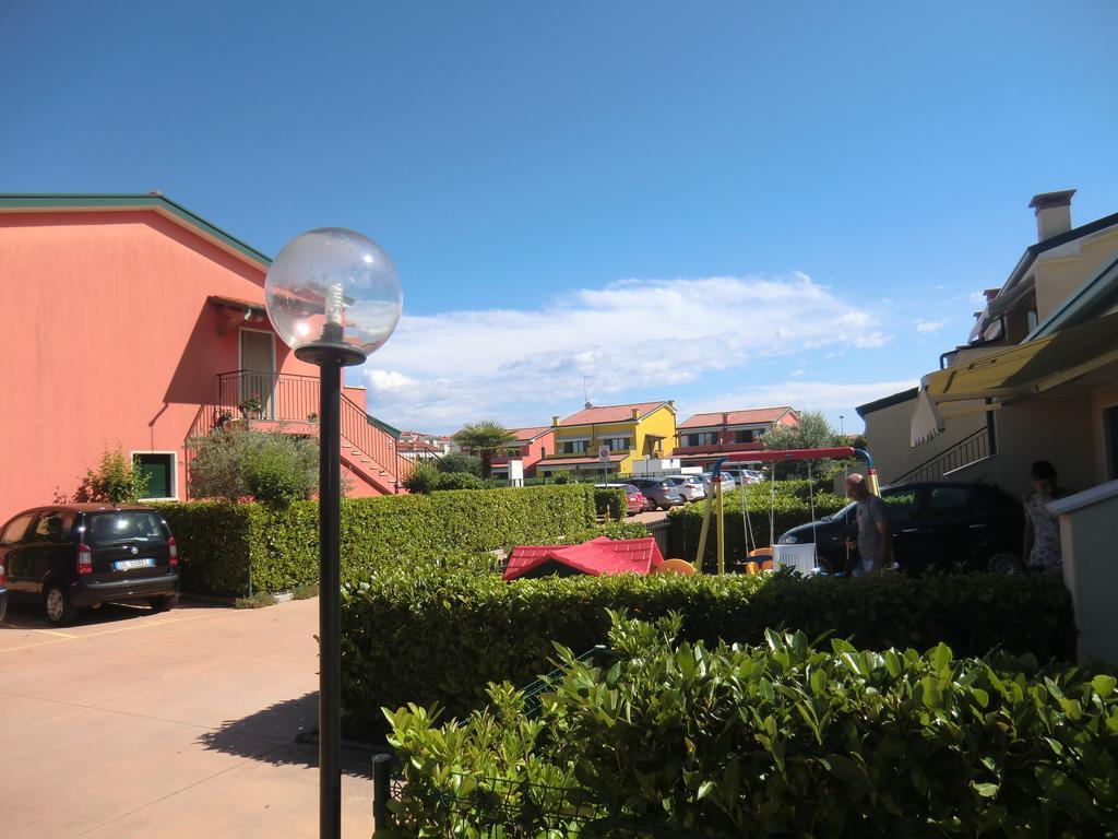 Residence Villaggio Dei Fiori Con Piscina E Posto Spiaggia Incluso Каорле Стая снимка