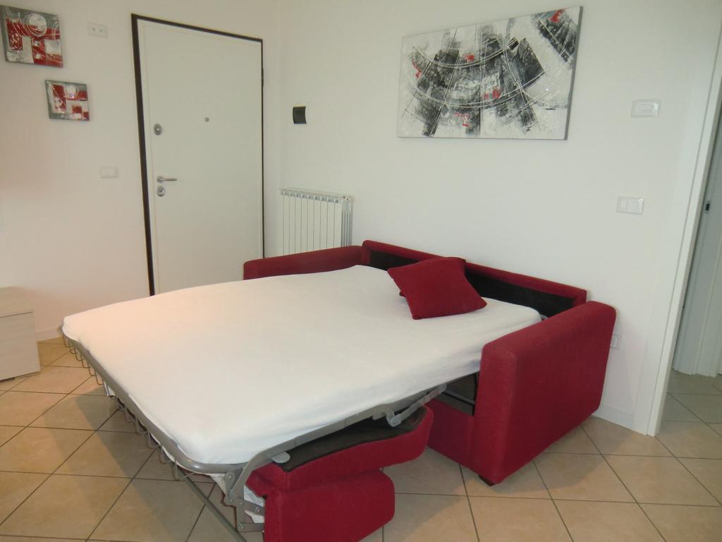 Residence Villaggio Dei Fiori Con Piscina E Posto Spiaggia Incluso Каорле Стая снимка