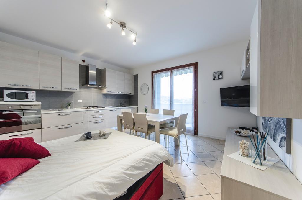 Residence Villaggio Dei Fiori Con Piscina E Posto Spiaggia Incluso Каорле Стая снимка