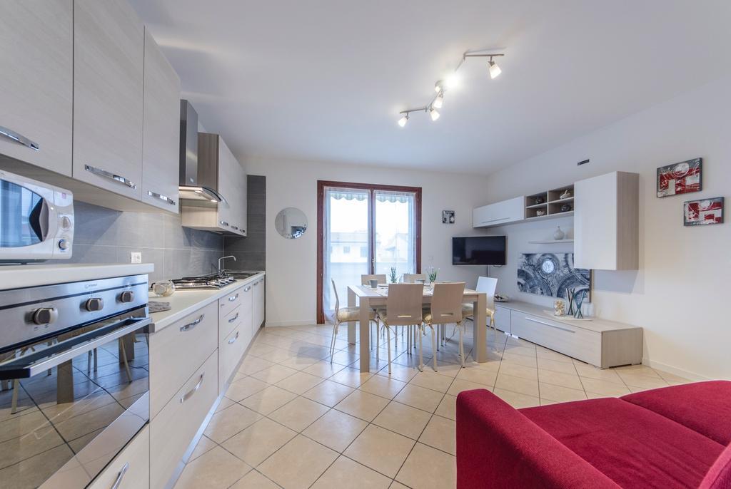 Residence Villaggio Dei Fiori Con Piscina E Posto Spiaggia Incluso Каорле Стая снимка