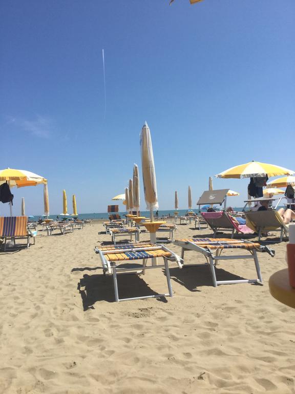 Residence Villaggio Dei Fiori Con Piscina E Posto Spiaggia Incluso Каорле Екстериор снимка